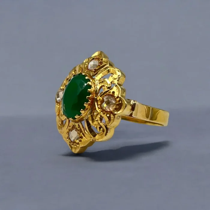 Bague Traditionnelle en Or 18k avec Émeraude et Rosaces