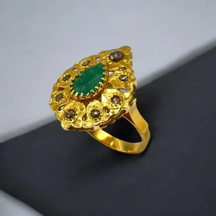 Bague Traditionnelle en Or 18k avec Émeraude et Rosaces