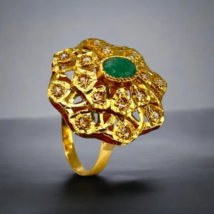 Bague Traditionnelle en Or 18k avec Émeraude