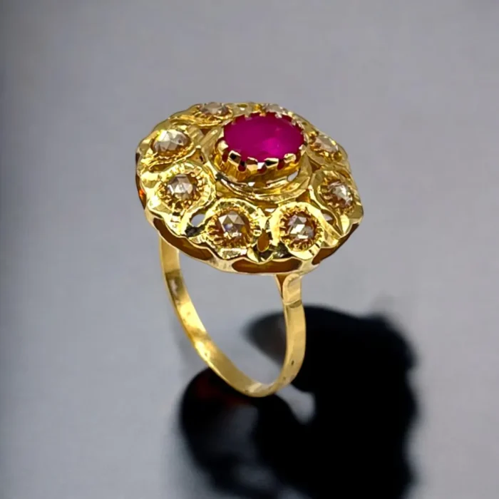 Bague Traditionnelle en Or Avec Rubis