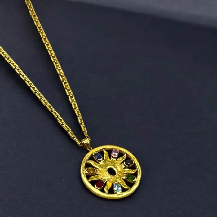Sautoir en Or 18K avec Pendentif Soleil Orné de Pierres