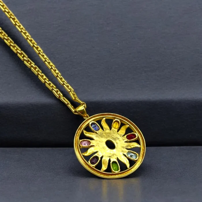 Sautoir en Or 18K avec Pendentif Soleil Orné de Pierres