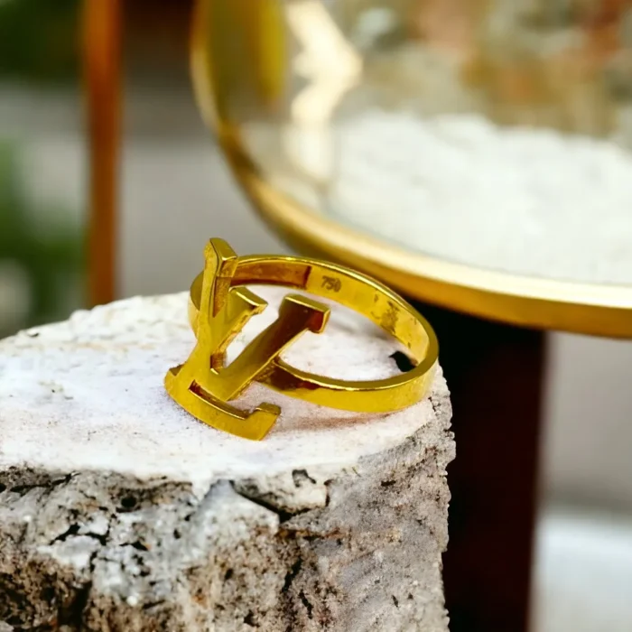 Bague Louis Vuitton en Or 18K –