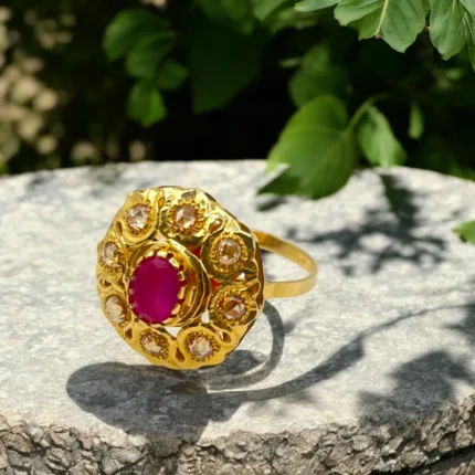 Bague Traditionnelle en Or 18k avec Rubis & Rosaces