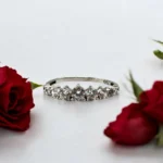 Bague Demi Alliance en Or Blanc 18k