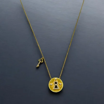 Collier Simple avec Pendentif Clé et Cadenas en Or 18K1