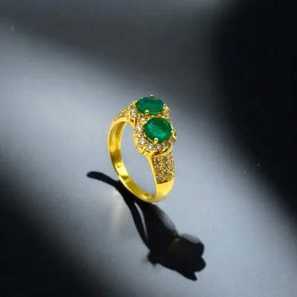 Bague en Or Jaune Sertie de Diamants et Émeraudes