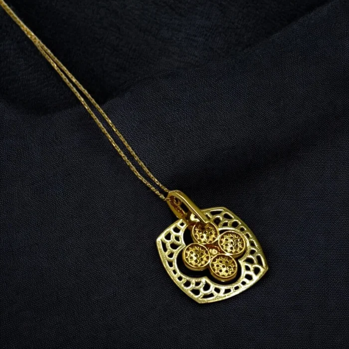 Chaîne Avec Pendentif Fleur Sertie