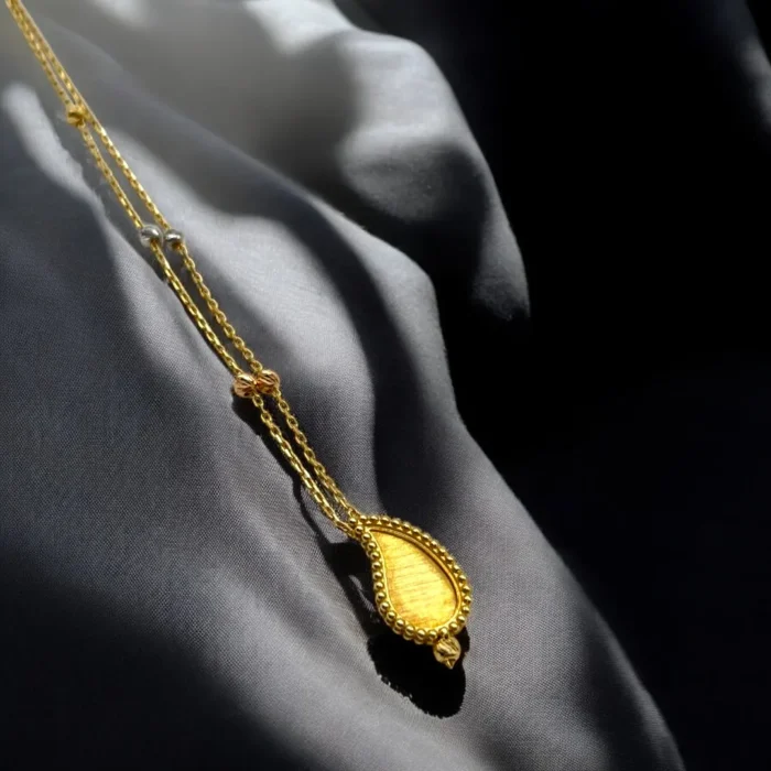 Chaîne avec Pendentif Élégant en Or 18k