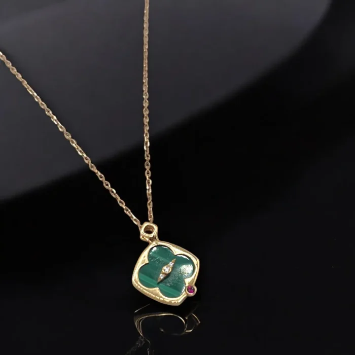 Chaîne Élégante avec Pendentif en Or et Diamant