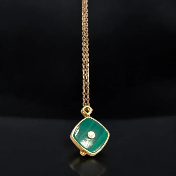 Chaîne Élégante avec Pendentif en Or et Diamant