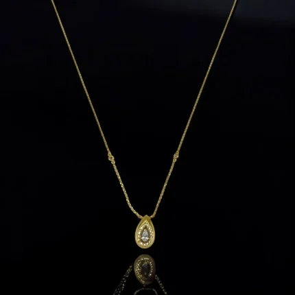 Chaîne avec pendentif élégant en or 18K