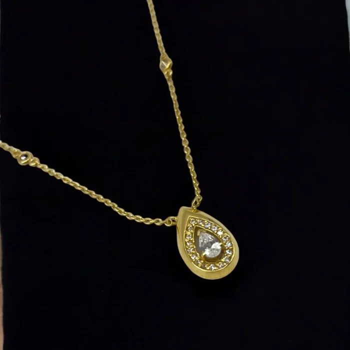 Chaîne avec pendentif élégant en or 18K