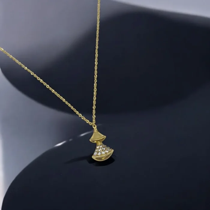 Chaîne Élégante avec Pendentif en Or 18K