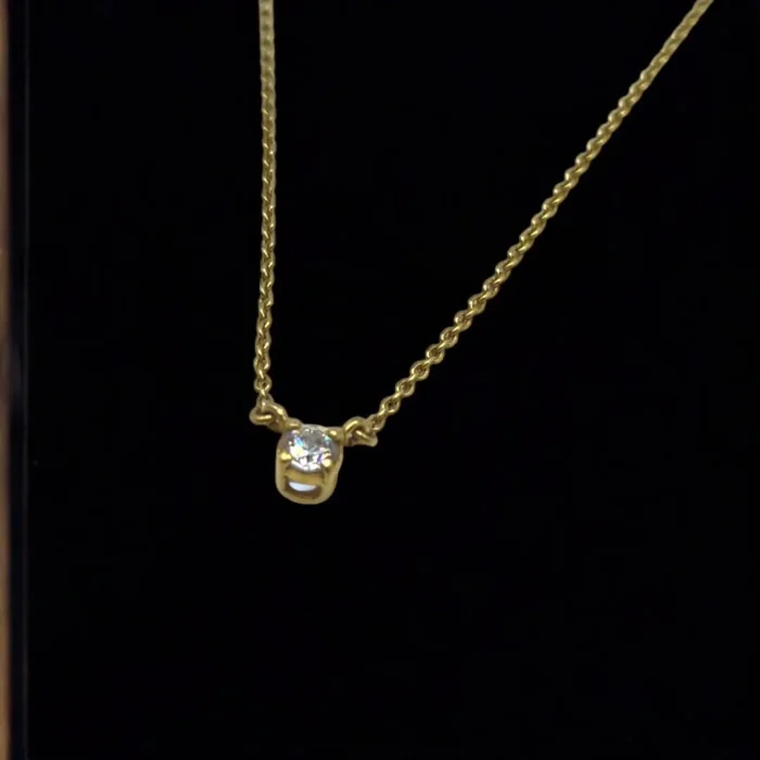 Chaîne Pendentif en Or avec Pierre Blanche